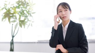 電話する女性